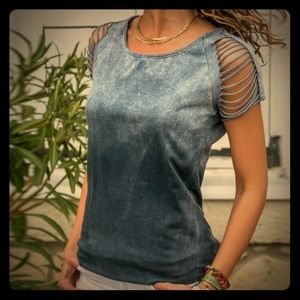 Gradient color ladder sleeve T shirt.